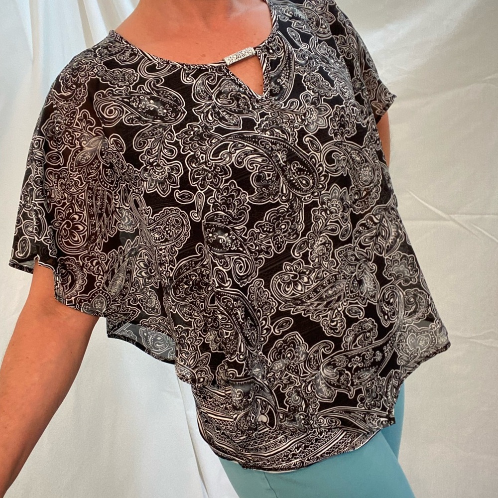 NWT, Kim Rogers, Flowy Sleeveless Black and White Shirt, Size Medium